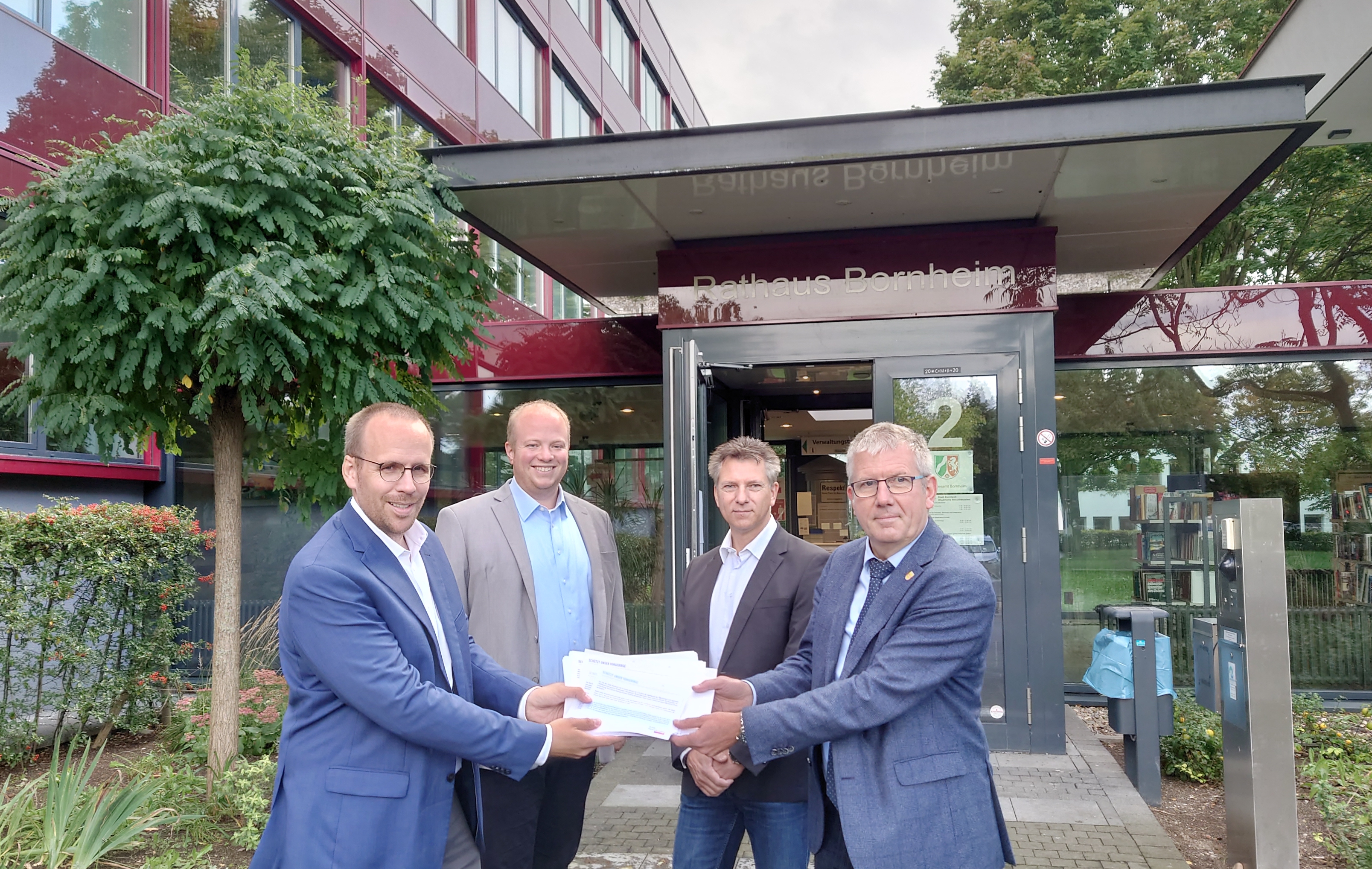 v.l.n.r. Jörn Freynick (FDP), Christian Koch (FDP), Matthias Kabon (FDP), Christoph Becker (Bürgermeister Stadt Bornheim).